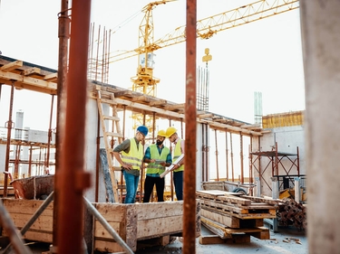 Ingenieur erklärt die Probleme bei Bauarbeiten: Teamwork auf der Baustelle