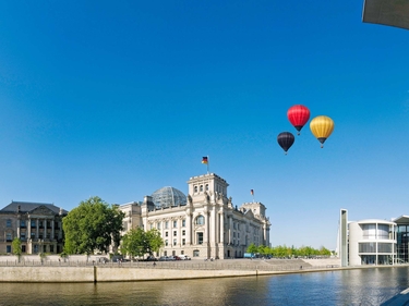 Heißluftballons in schwarz, rot, gold über dem Reichstagsgebäude