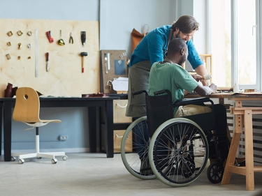 Mensch mit Behinderung arbeitet in Werkstatt