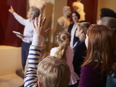 Schulklasse besucht ein Museum