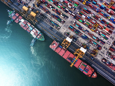 Containerschiffe werden am Hafen ent- oder beladen.