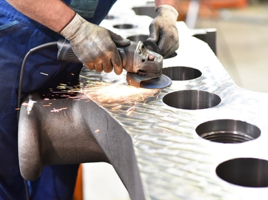 Handwerker in einer Fertigungshalle