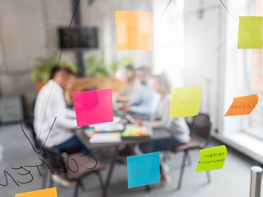 Eine Gruppe von Menschen arbeitet zusammen in einem Büro