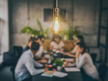 Junge Geschäftsleute bei einem Meeting im Büro