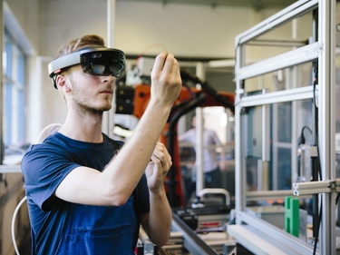 Junger Mann mit VR-Brille