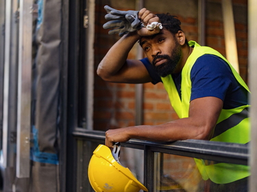 Person arbeitet auf einer Baustelle