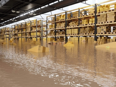 Überflutete Lagerhalle