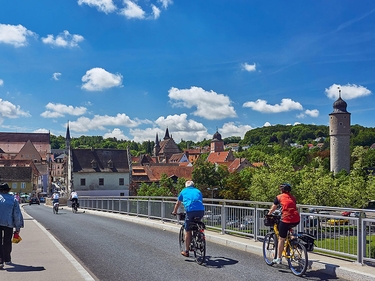 Fahrradfahrer auf einer Brücke