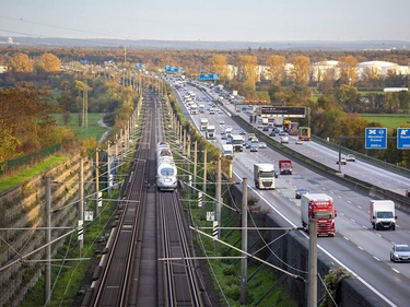 Autobahn, daneben Bahngleise