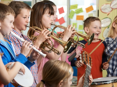Kinder musizieren mit verschiedenen Instrumenten