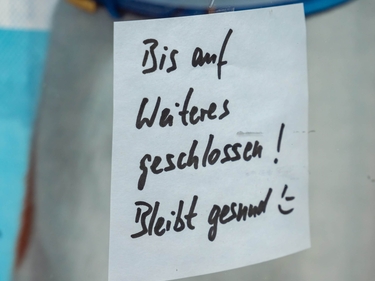 auf einem Zettel steht in Handschrift: "Bis auf weiteres geschlossen! Bleibt gesund" 