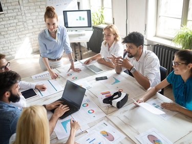 Arbeitsgruppe in einem Seminarraum