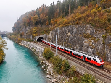 Vorarlberg: Zug fährt aus einem Tunnel