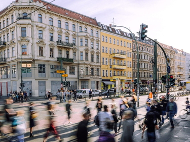 Belebte Straßenkreuzung in Berlin