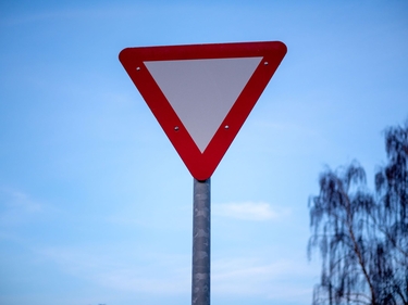 Vorfahrtsschild vor blauem Himmel