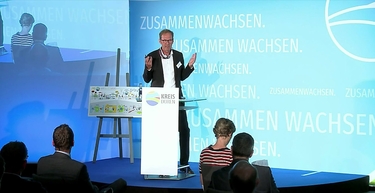 Ein Mann hält einen Vortrag vor Publikum