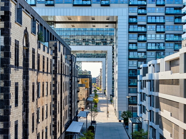 Straße mit modernen Gebäuden in Köln.