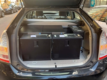 Computer im Kofferraum eines Autos