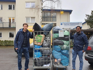 Prognos Mitarbeiter übergeben die gesammelten Spenden an die Berliner Kältehilfe