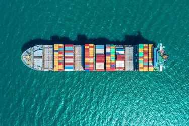 Ein Containerschiff aus der Vogelperspektive