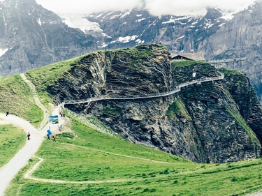 Sich verzweigende Pfade in einer Schweizer Berglandschaft
