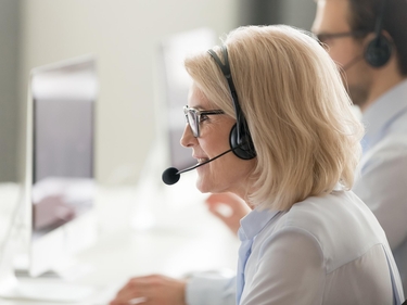 Frau im Callcenter