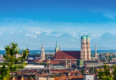 Blick über München und die Alpen