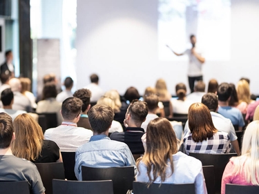 Zuhörende auf einer Konferenz