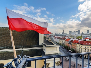 Polnische Flagge auf einem Gebäude