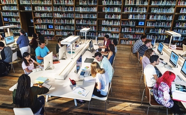 Studenten lernen in der Bibliothek