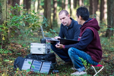 Umweltschützer überwachen den Wald mit einem solarbetriebenen Feldlabor