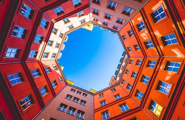 Blick aus dem Innenhof in den blauen Himmel