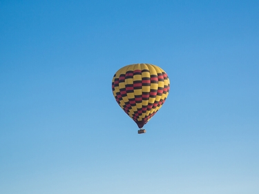 Heißluftballon in blauem Himmel