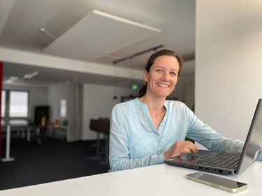 Verena Stengel am Laptop im Berliner Buero