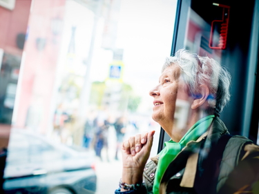 Ältere Frau im Bus