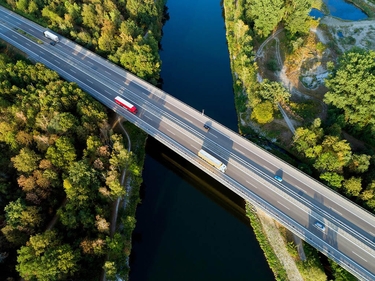 Blick von oben auf eine Autobahnbrücke