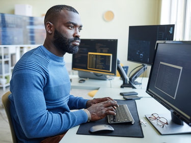 Person arbeitet an einem Computer