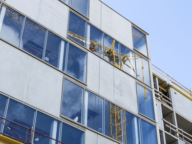 Baustelle: Glas- und Betonfassade