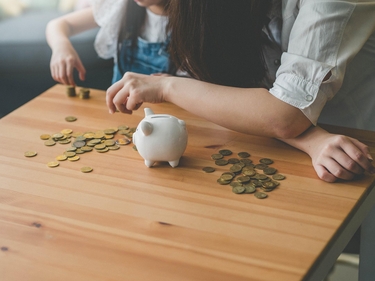 Familie zählt Geld