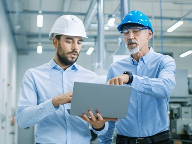 Ingenieure in moderner Fabrik