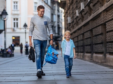 Vater und Kind auf dem Weg zur Schule