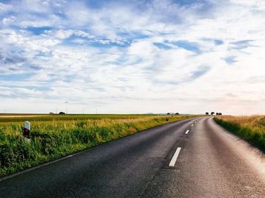 Straße führt zum Horizont