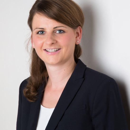 Portraitbild von Prognos-Mitarbeiterin Julia Schwienbacher
