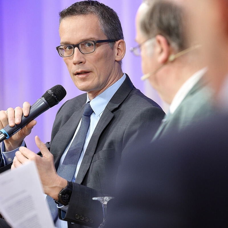 Nahaufnahme von Michael Böhmer im Panel mit Mikrofon