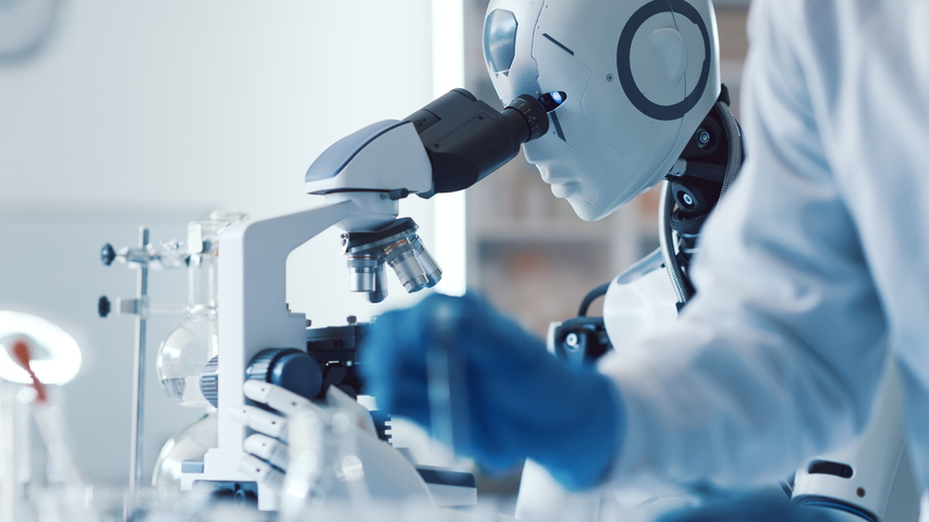 Frau und Androidenroboter im Wissenschaftslabor –