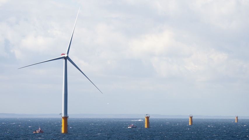 Offshore-Windräder vor bewölktem Himmel