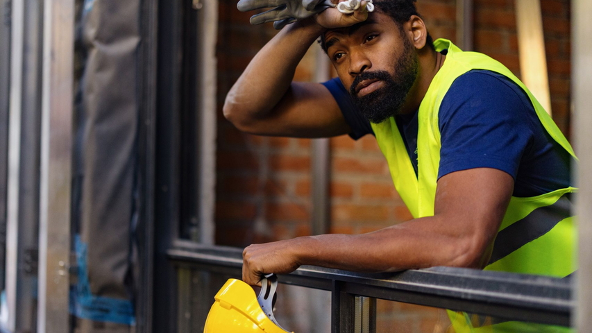 Person arbeitet auf einer Baustelle