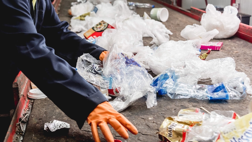 Arbeiter in Recyclinganlage