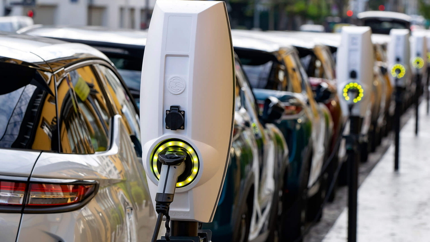 Elektroauto lädt an Ladesäule