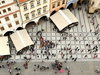 Viele Personen laufen auf einem Marktplatz. Von oben fotografiert. 